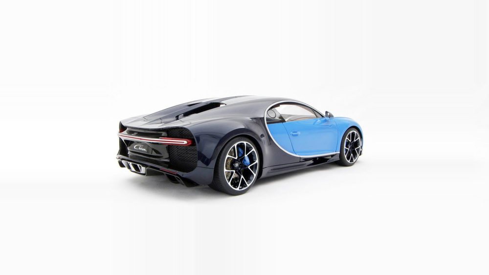 Este Bugatti Chiron a escala 1:8 está fabricado por Amalgam Collection siguiendo los diseños originales de la firma francesa. Incluso los colores empleados para esta maqueta son los mismos que se usan para pintar los Chiron 