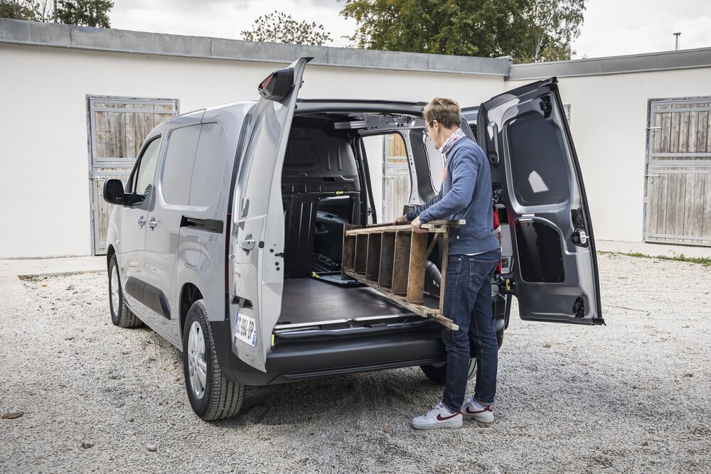 Peugeot renueva el Partner, la furgoneta de combustión y eléctrica para  arrebatar el liderato a Ford en el sector de los comerciales ligeros