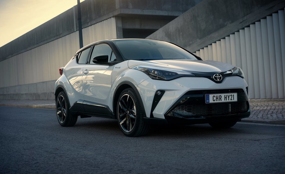 El seguro 'Llámalo X' incluye coche ecológico un Toyota CHR Motor 16