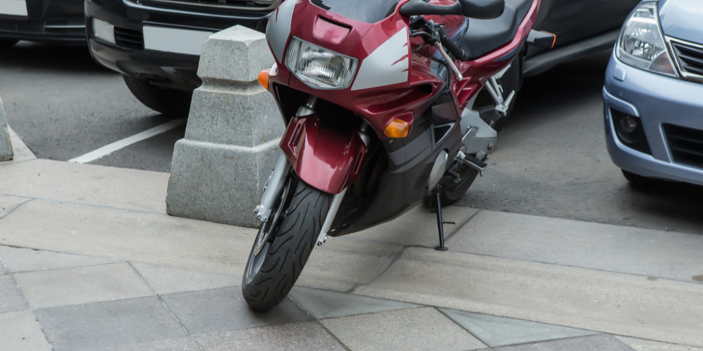 Jamás aparques así tu moto, porque te puedes llevar una buena multa 74 Motor16 Circular en motocicleta sin casco