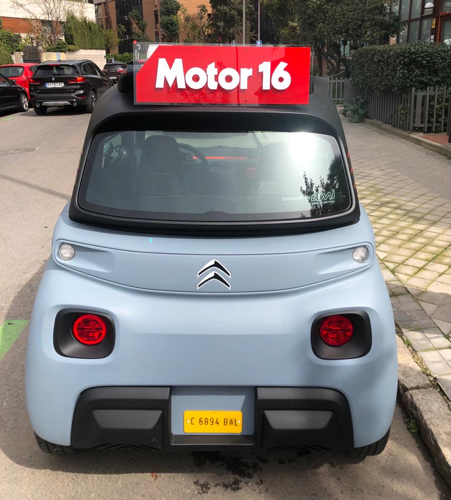 El grupo Merca2 apuesta por la movilidad sostenible gracias al Citroën AMI 2 Motor16 Vista trasera del Citroën AMI en la sede de Merca2