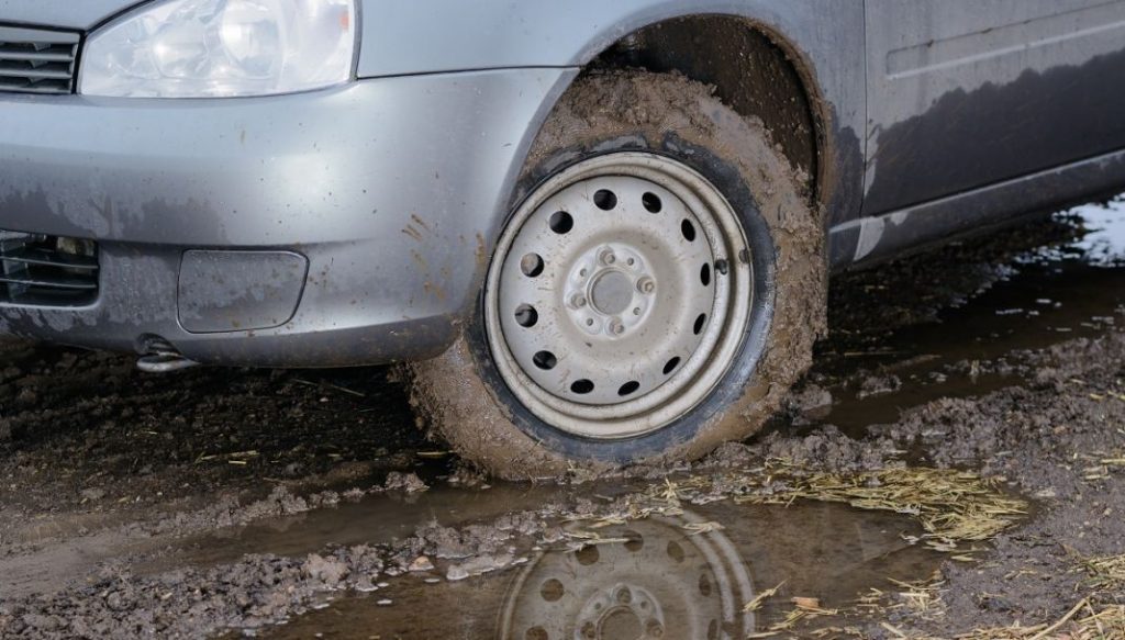 Menos de 4 euros. Eso es lo que te cuesta en Alcampo el producto para dejar tus llantas impecables 2 Motor16 coche sucio