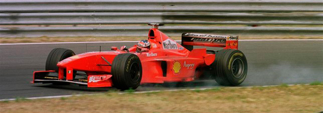 Imagen del monoplaza siendo conducido por Michael Schumacher
