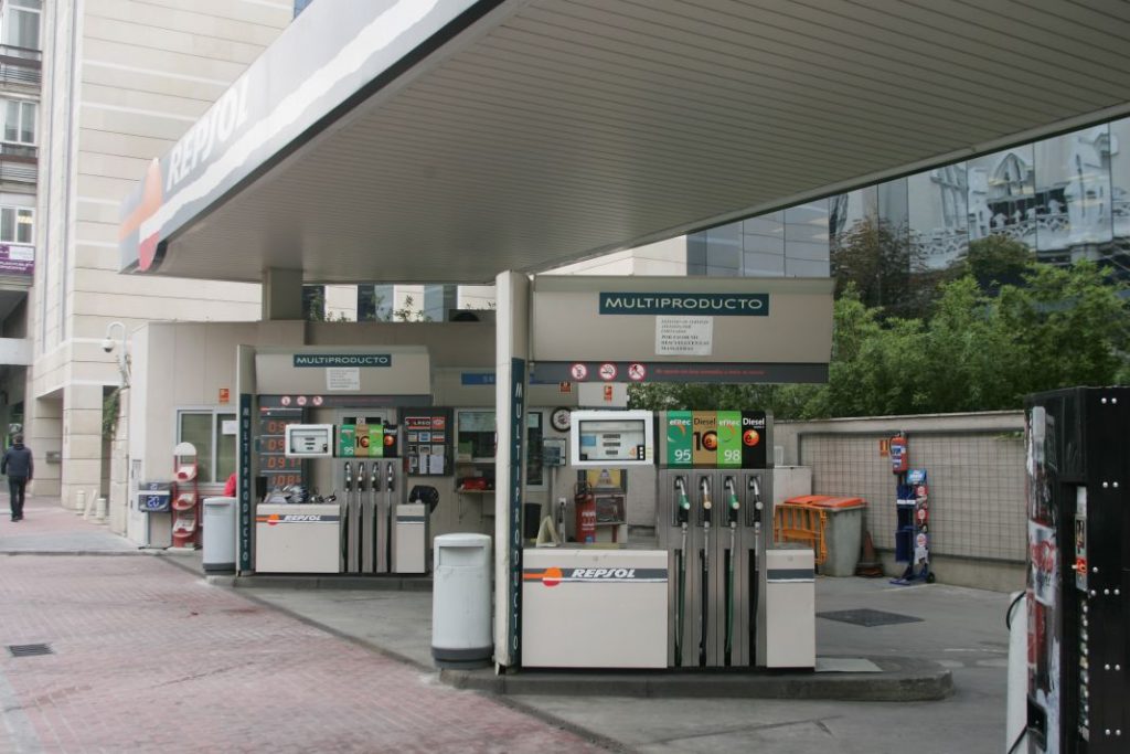Diez cosas que debes saber si vas a coger el coche en Semana Santa 146 Motor16 Surtidor combustible.