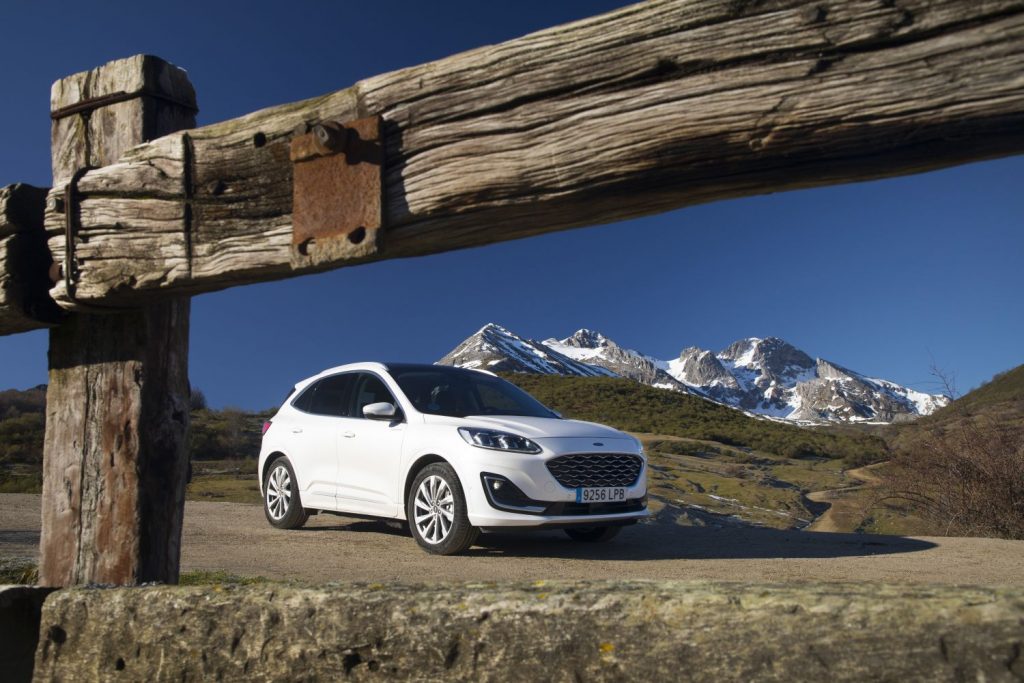 Ford acelera el lanzamiento de su gama de vehículos eléctricos 31 Motor16 Kuga Vignale blanco01 Motor16