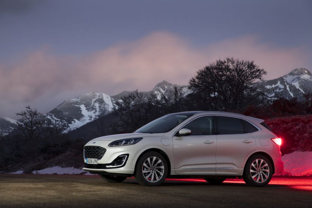 Ford acelera el lanzamiento de su gama de vehículos eléctricos 32 Motor16 Kuga Vignale blanco03 Motor16