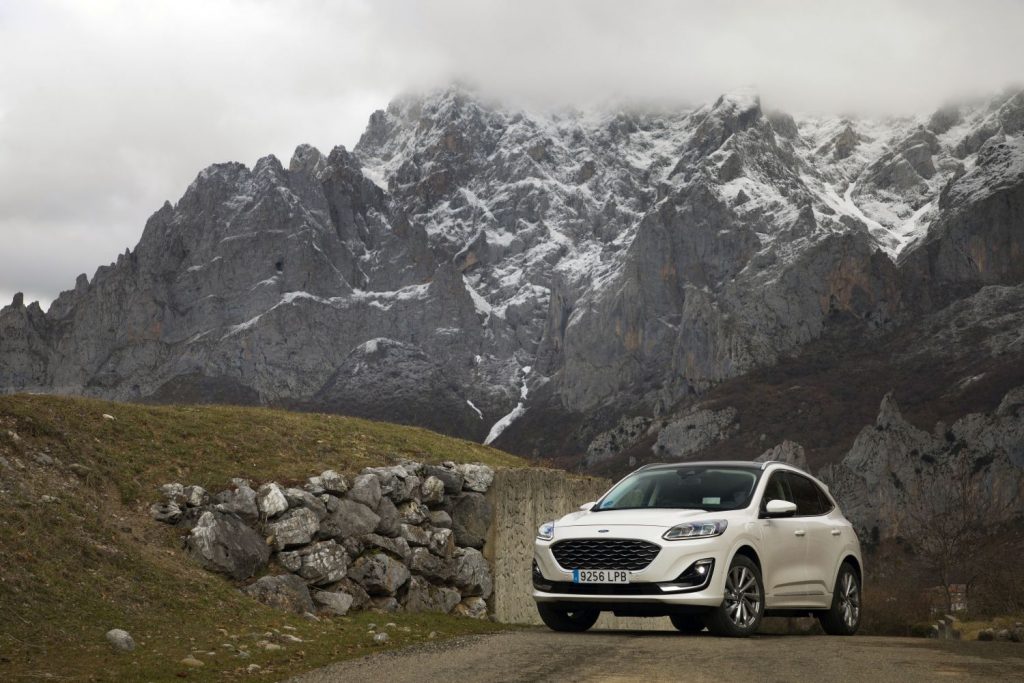 Ford acelera el lanzamiento de su gama de vehículos eléctricos 33 Motor16 Kuga Vignale blanco04 Motor16