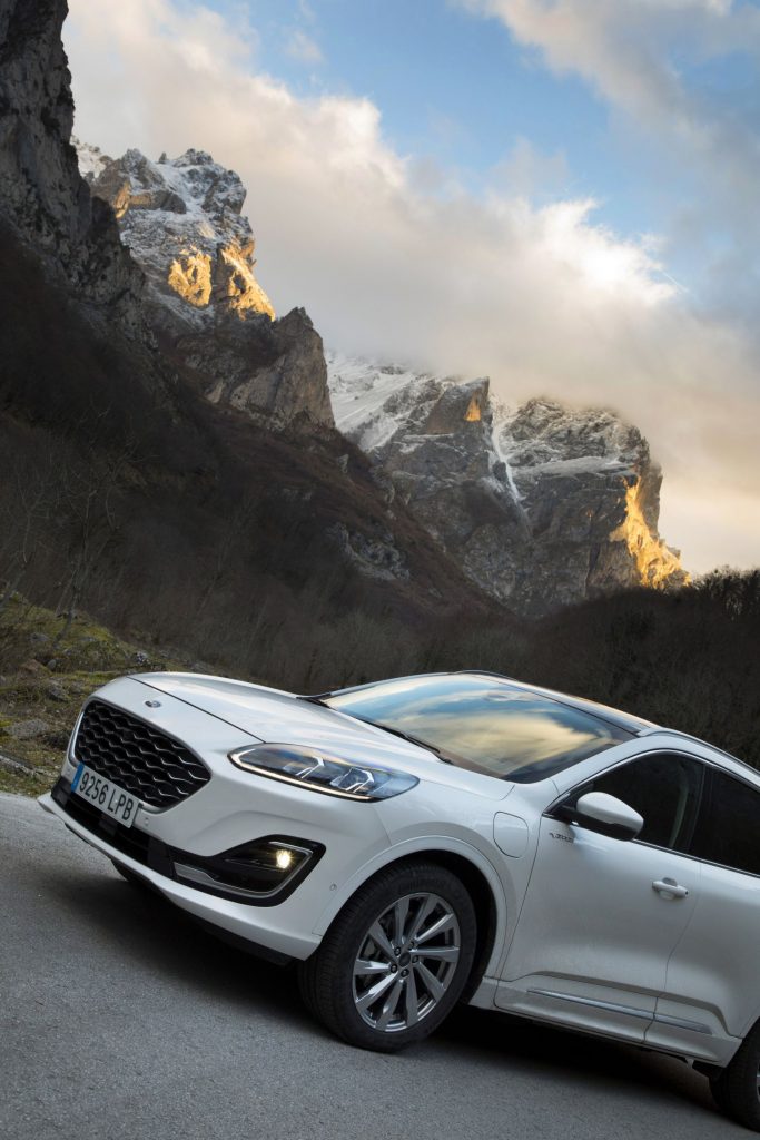 Ford acelera el lanzamiento de su gama de vehículos eléctricos 34 Motor16 Kuga Vignale blanco05 Motor16