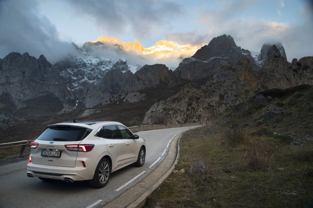 Ford acelera el lanzamiento de su gama de vehículos eléctricos 35 Motor16 Kuga Vignale blanco06 Motor16