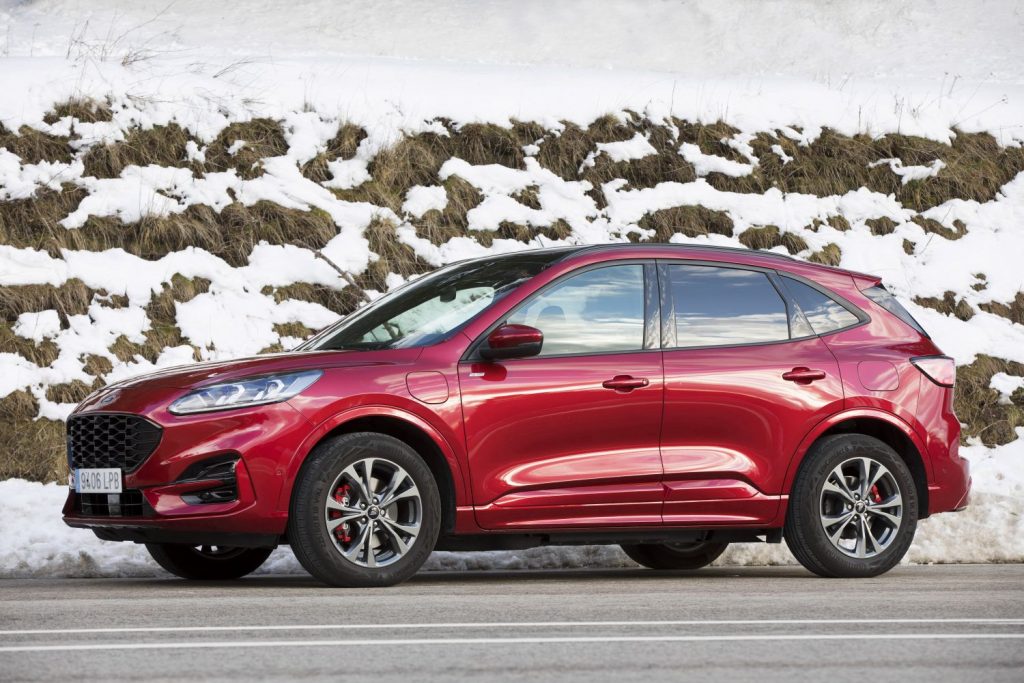 Ford acelera el lanzamiento de su gama de vehículos eléctricos 27 Motor16 Kuga rojo01 Motor16