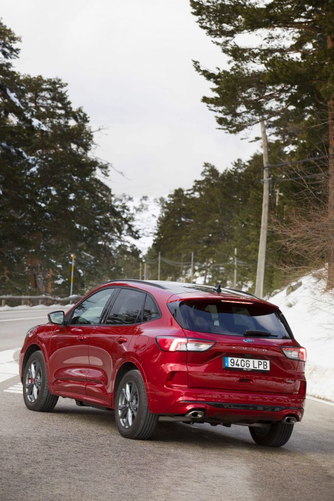 Ford acelera el lanzamiento de su gama de vehículos eléctricos 28 Motor16 Kuga rojo02 Motor16