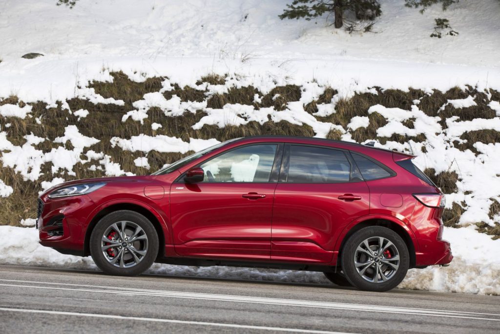 Ford acelera el lanzamiento de su gama de vehículos eléctricos 29 Motor16 Kuga rojo03 1 Motor16