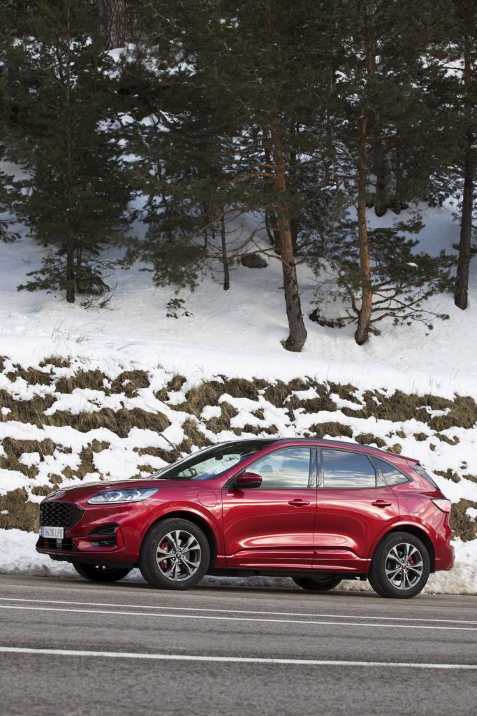 Ford acelera el lanzamiento de su gama de vehículos eléctricos 30 Motor16 Kuga rojo04 Motor16