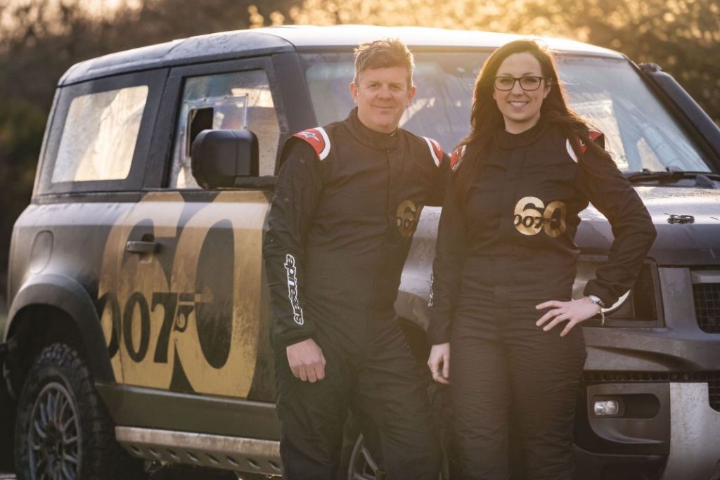 Mark Higgins y Claire Williams con el Defender con el que competirán en el Bowler Defender Challenge 2022