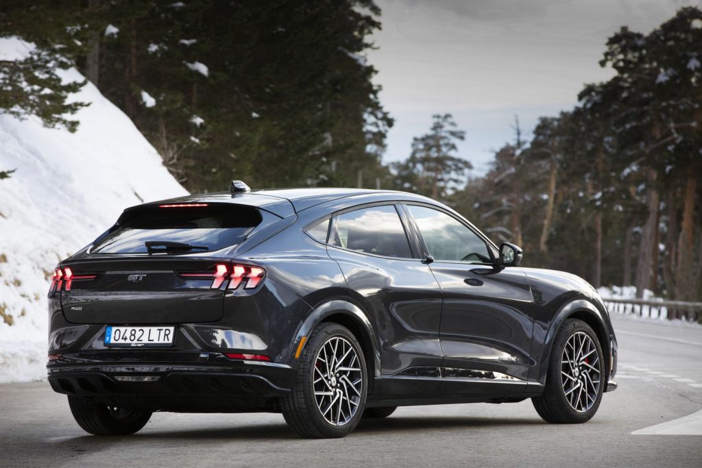 El Mustang Mach-E GT es la versión más deportiva de la gama gracias a sus 487 CV y a unas prestaciones de órdago, como los 3,7 segundos que necesita para acelerar de 0 a 100 km/h.