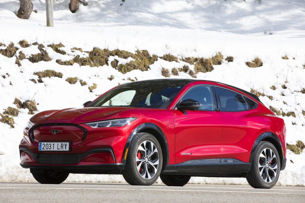 La gama Mustang Mach-E ofrece diferentes versiones, entre 269 y 351 CV, propulsión trasera o tracción total y hasta 610 kilómetros de autonomía.