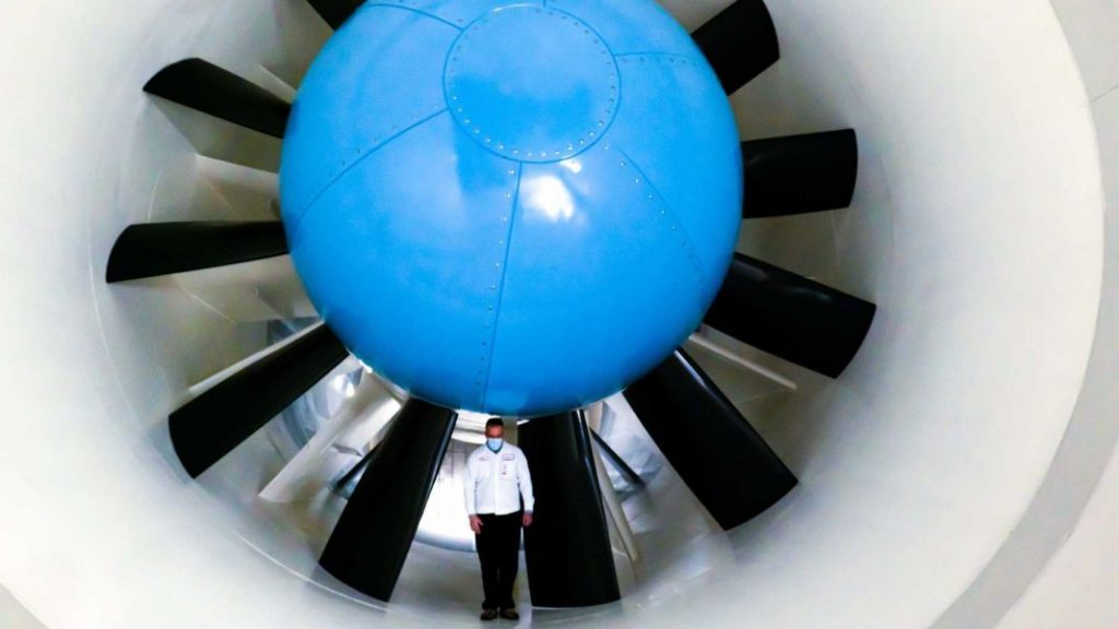 Honda estrena túnel del viento en EE.UU. 2 Motor16 El mencionado ventilador en comparación con un humano