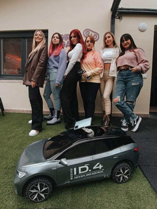 El Volkswagen ID.4 se cuela en la casa de las streamers Girls & Gaming 4 Motor16 VW id4 teledirigido3 Motor16