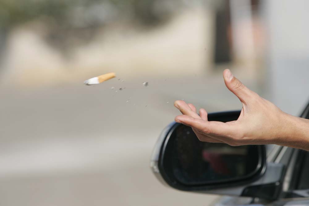 Nueva Ley de Tráfico: sujetar el móvil en la mano al volante resta 6 puntos 2 Motor16 Tirar una colilla a la vía o sus inmediaciones es falta muy grave.