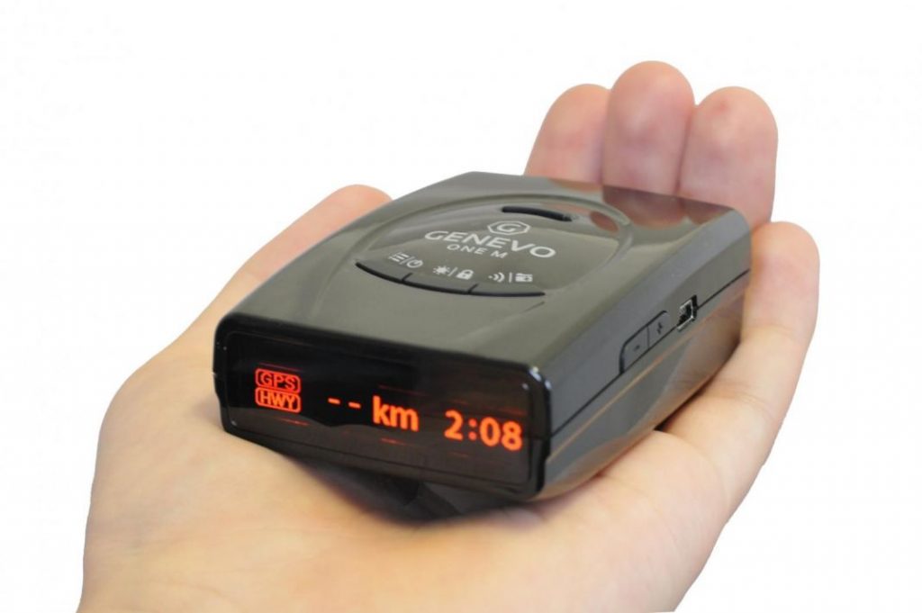 La DGT te puede multar por coger el móvil en el coche, incluso si estás parado 3 Motor16 foto detector radar Motor16