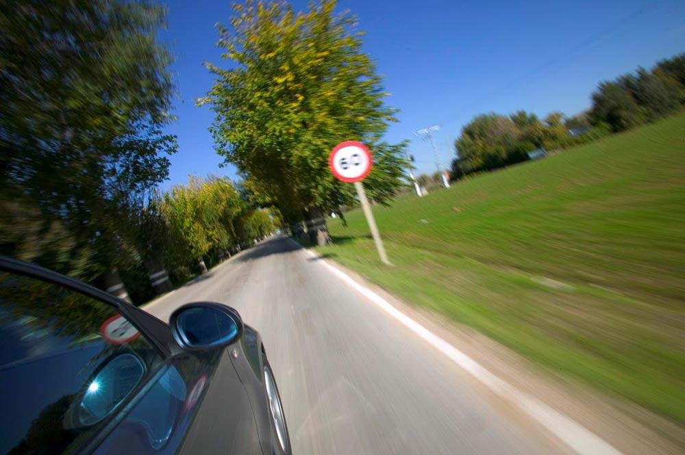 Nueva Ley de Tráfico: sujetar el móvil en la mano al volante resta 6 puntos 4 Motor16 Ya no se puede superar los 20 m/h de velocidad máxima para adelantar.