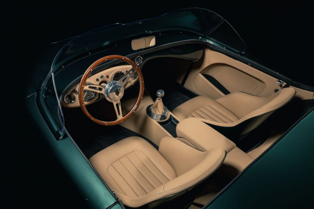 Austin-Healey 100 regresa por todo lo alto gracias a Caton 16 Motor16 14.BridgeofWeirleatherinteriorunderstudiolights Motor16