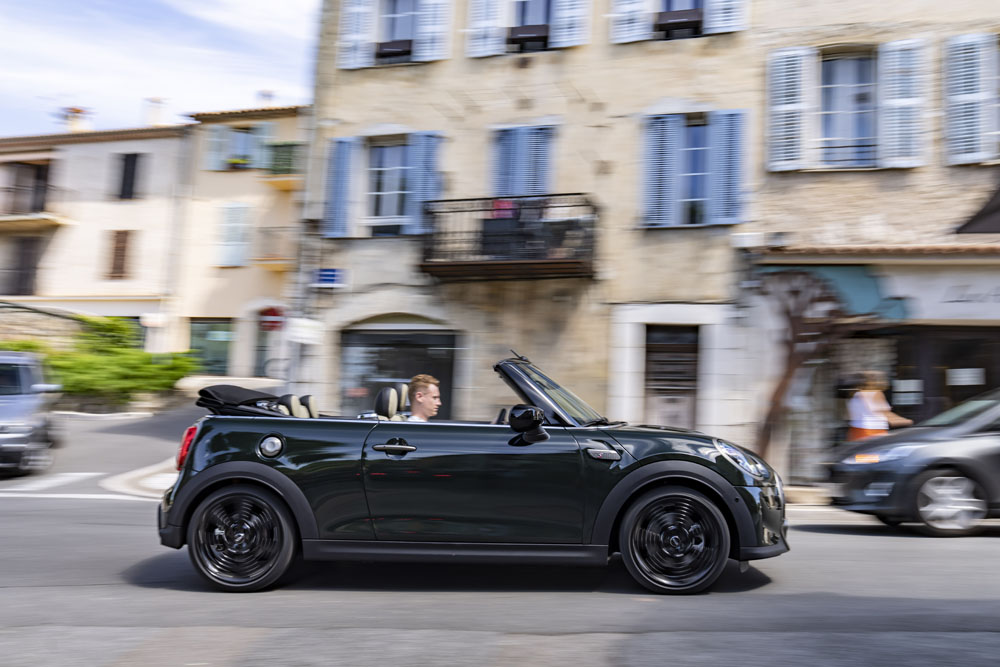 A tiempo para primavera llega este Mini Cooper S Cabrio Resolute Edition 25 Motor16 2022 Mini Cooper S Cabrio Resolute Edition 23 Motor16