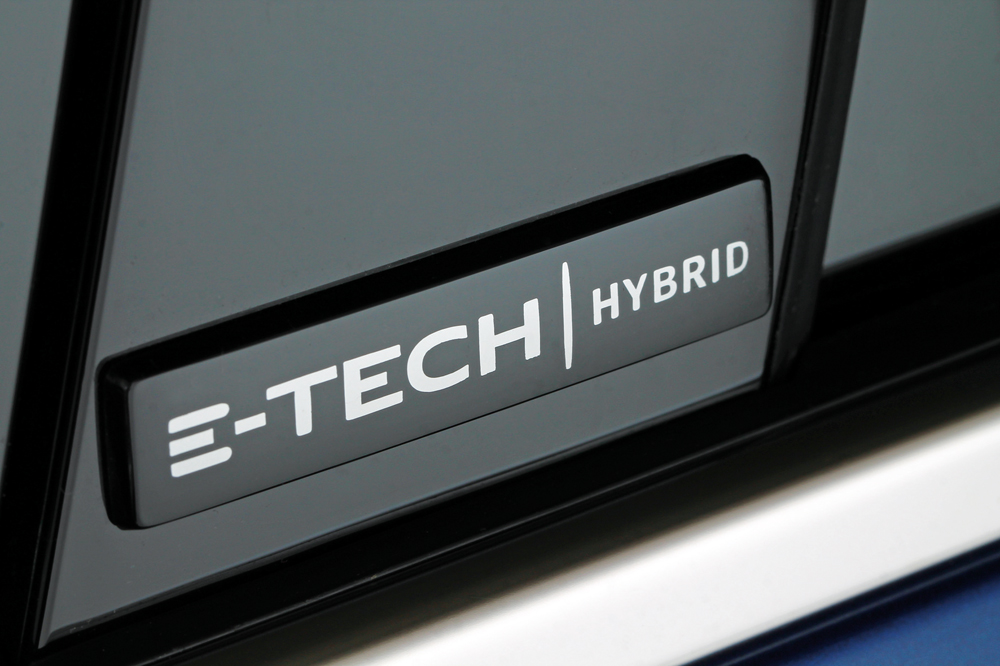 Emblema Renault E-Tech hybrid. Imagen.