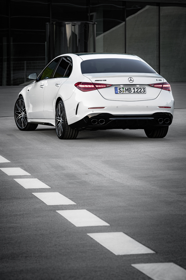 Mercedes presenta la versión AMG 43 para el Clase C 32 Motor16 21C0736 015 Motor16