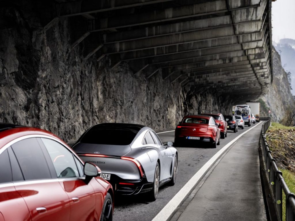 Mercedes demuestra que sí se pueden recorrer 1.000 kilómetros con una sola carga 3 Motor16 El Mercedes EQXX junto a otros vehículos de la marca alemana en la ruta