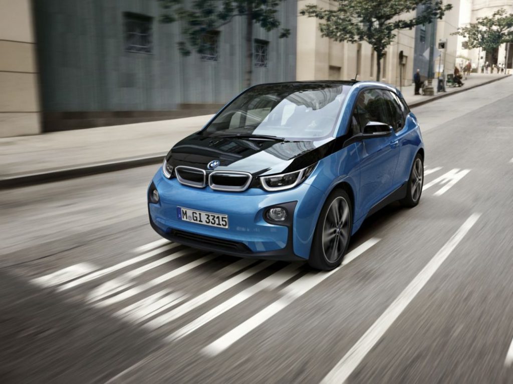 Cambiar la batería de tu BMW i3 cuesta lo que un BMW M3 a estrenar 1 Motor16 2020 BMW i3. Imagen movimiento.