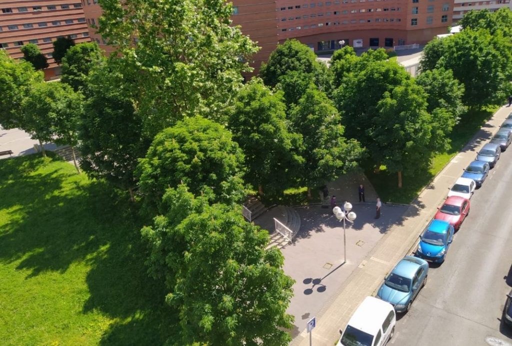 La multa que te puede poner la DGT por tener tu coche aparcado en la calle 1 Motor16 EuropaPress 3008807 coches aparcados bilbao junto parque Motor16
