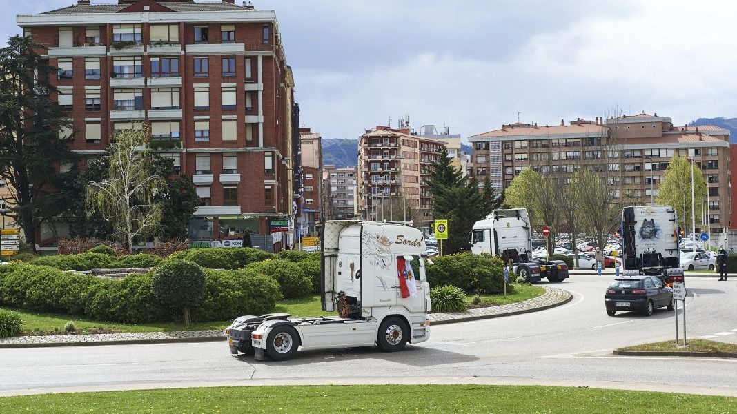 Intermitentes en las rotondas: ¿En qué casos hay que utilizarlos? 95 Motor16 dgt
