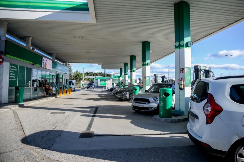 No te despistes al repostar; puedes tener una avería gorda 31 Motor16 EuropaPress 4355258 vehiculos estacionados repostar gasolina gasolinera dia entrado vigorgasolina 95 o 98 Motor16