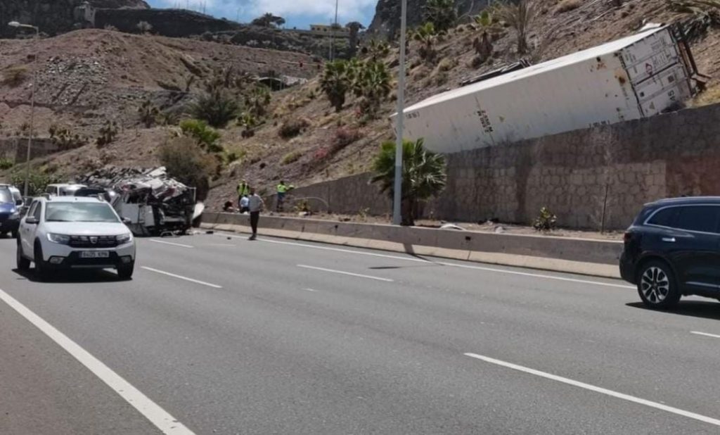 EuropaPress 4371396 camion volcado gc 1 altura laja entrada palmas gran canaria Motor16