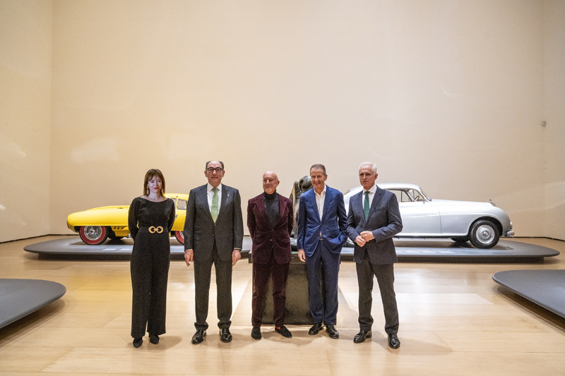 La exposición de coches más bella que hayas visto jamás 1 Motor16 Lekha Hileman Waitoller, comisaria; Ignacio S. Galán, presidente de Iberdrola; Norman Foster, comisario; Herbert Diess, CEO del Grupo Volkswagen y Juan Ignacio Vidarte, director General del Museo Guggenheim Bilbao.