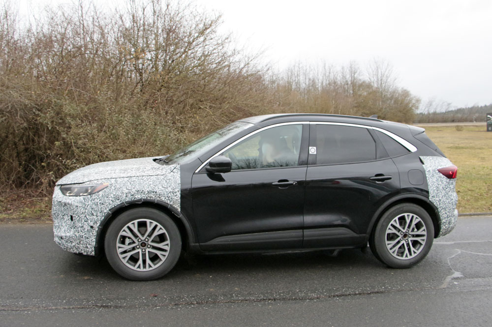El Ford Kuga se hace un 'lifting' 7 Motor16 FORD KUGA 2022 6 Motor16