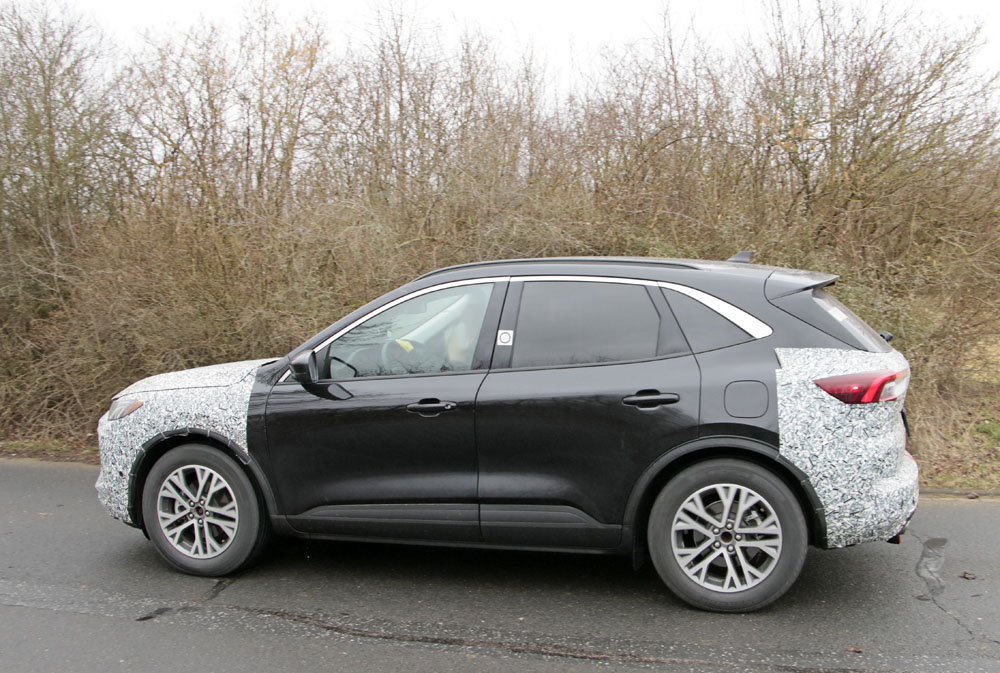 El Ford Kuga se hace un 'lifting' 8 Motor16 FORD KUGA 2022 7 Motor16