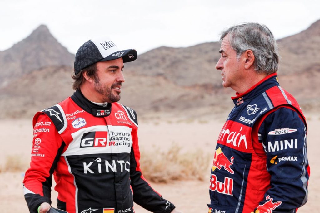 Fernando Alonso con Carlos Sainz padre en el Dakar