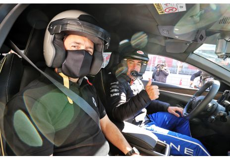 Cuando vas a estrenar coche y el que te hace la demostración es Fernando Alonso 2 Motor16 Fernando Alonso, en el coche junto a Domingo Baena.