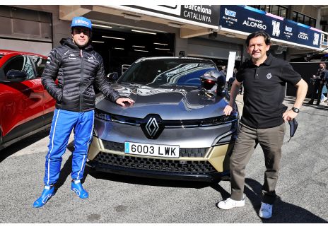Cuando vas a estrenar coche y el que te hace la demostración es Fernando Alonso 1 Motor16 Fernando Alonso posa con Domingo Baena antes de subir al coche.