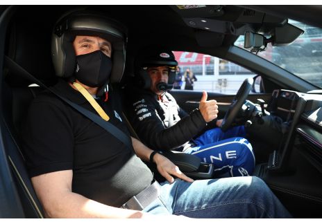 Cuando vas a estrenar coche y el que te hace la demostración es Fernando Alonso 4 Motor16 Xavier Tarrés viajó como copiloto junto a Alonso.