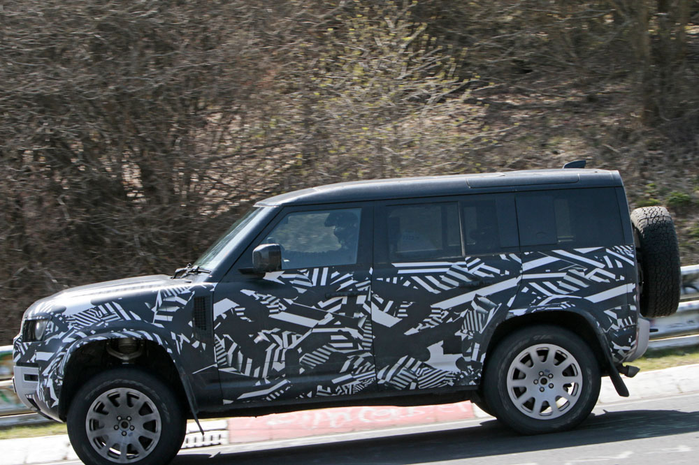 Land Rover Defender V8 based mule 6 Motor16