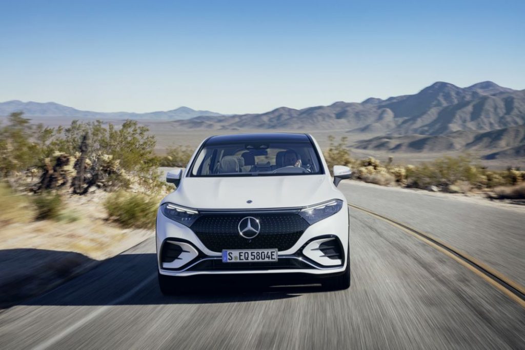 Mercedes-Benz te permite desbloquear la potencia de tu EQE y EQS 2 Motor16 Mercedes-Benz EQS SUV. Imagen movimiento frontal.