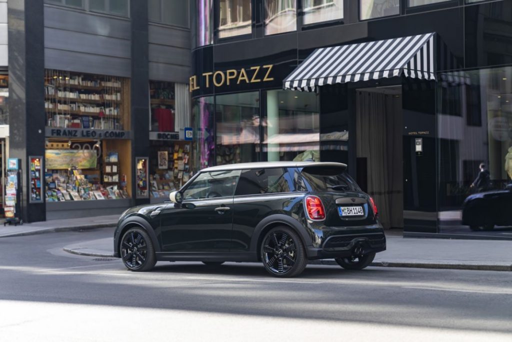 P90452336 highRes mini cooper s 3 door Motor16