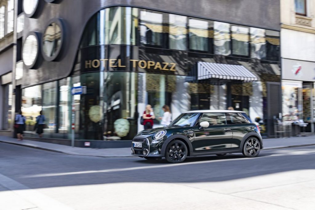 P90452337 highRes mini cooper s 3 door Motor16