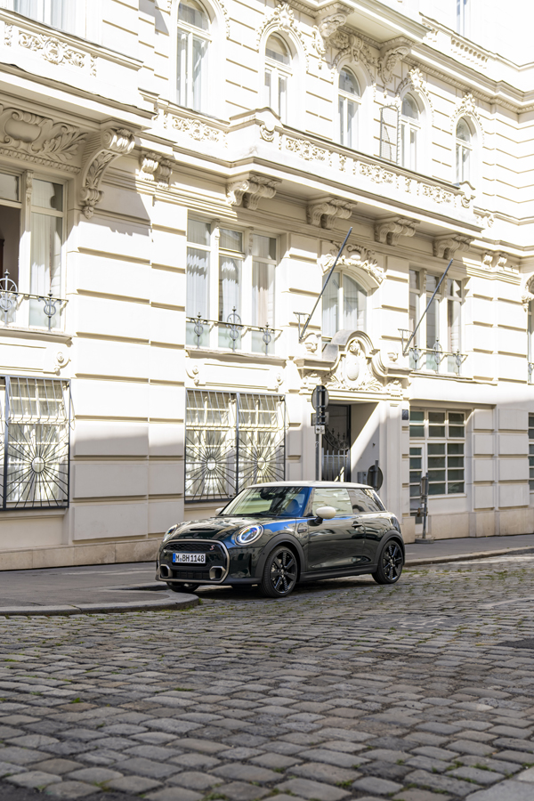 P90452345 highRes mini cooper s 3 door Motor16