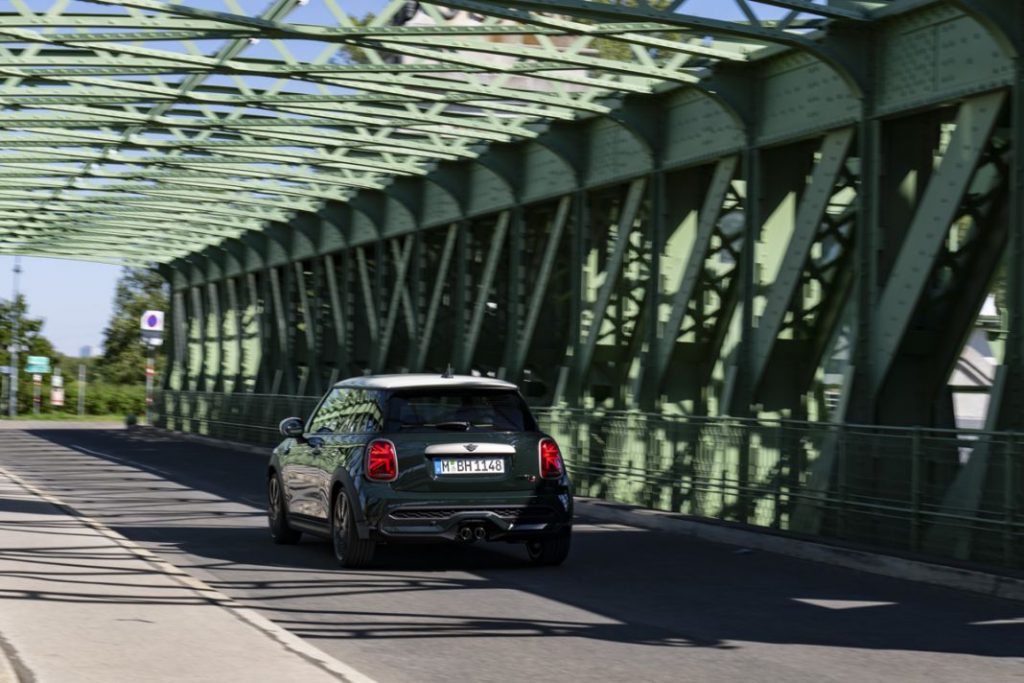 P90452348 highRes mini cooper s 3 door Motor16