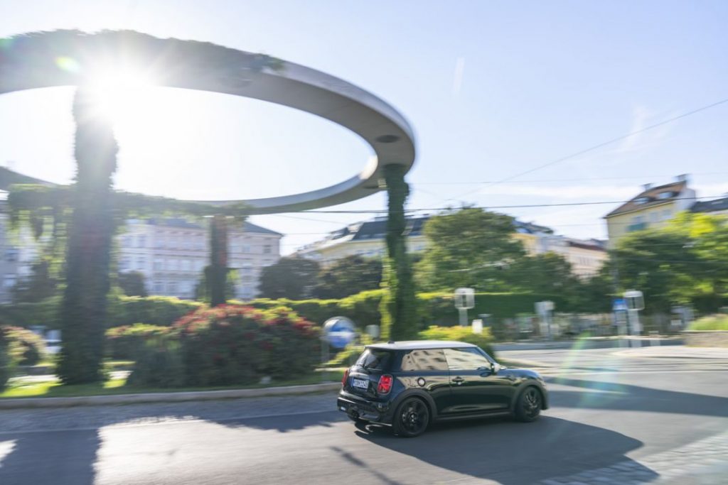 P90452360 highRes mini cooper s 3 door Motor16