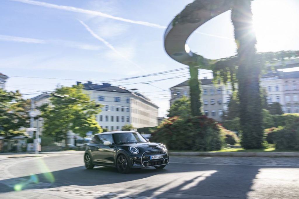 P90452362 highRes mini cooper s 3 door Motor16